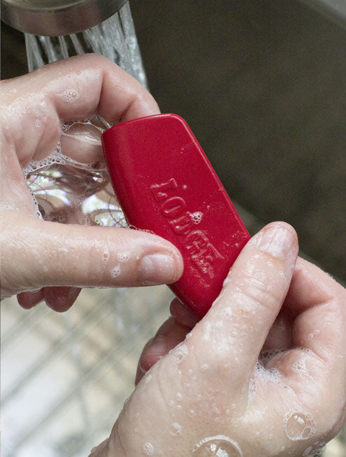 Lodge Silicone Bakeware Grips - Image 4