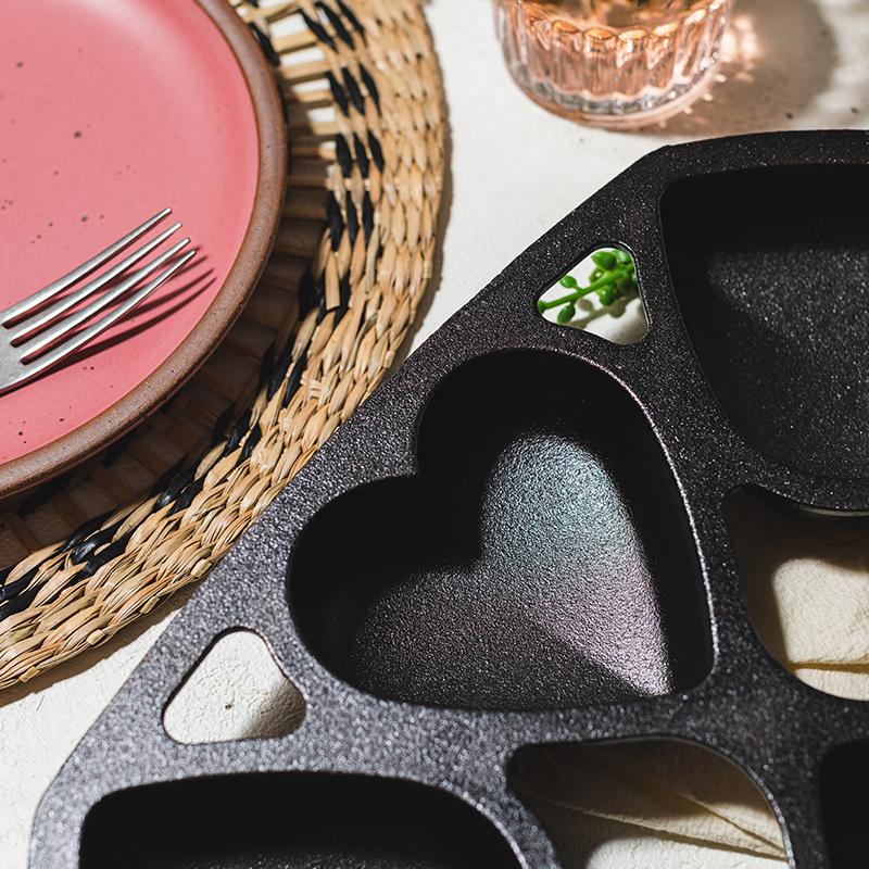 Lodge Seasoned Cast Iron Heart Mini Cake Pan - Image 3