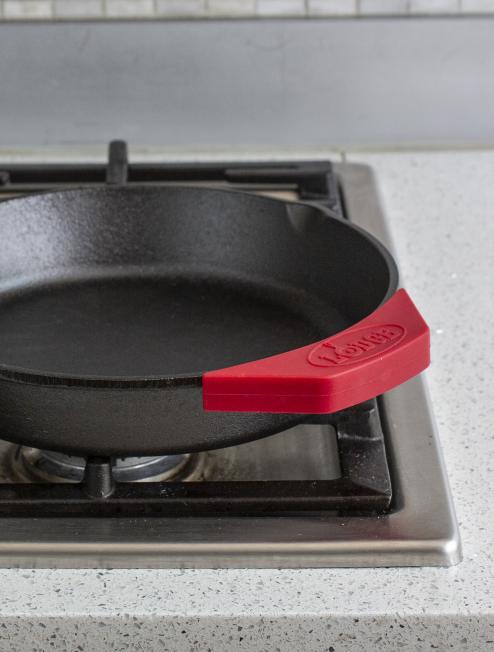 Lodge Silicone Assist Handle Holder - Image 10