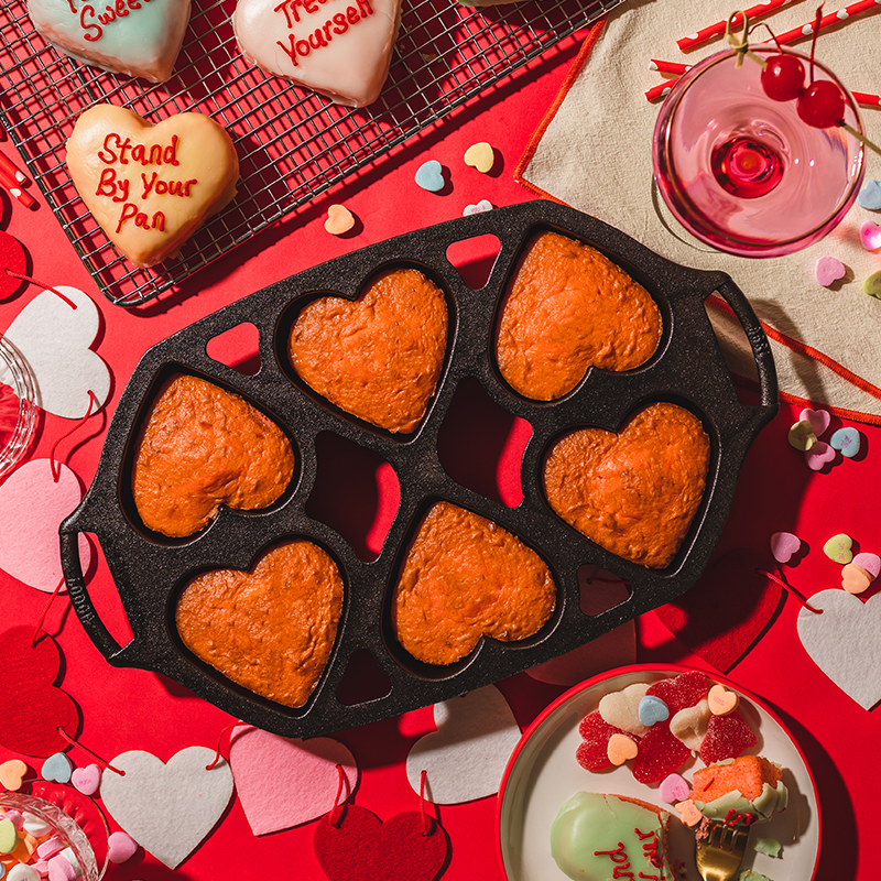 Lodge Seasoned Cast Iron Heart Mini Cake Pan - Image 4