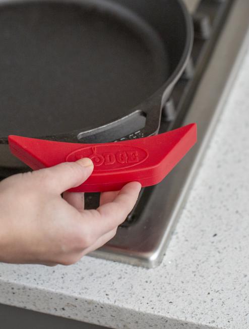 Lodge Silicone Assist Handle Holder - Image 9